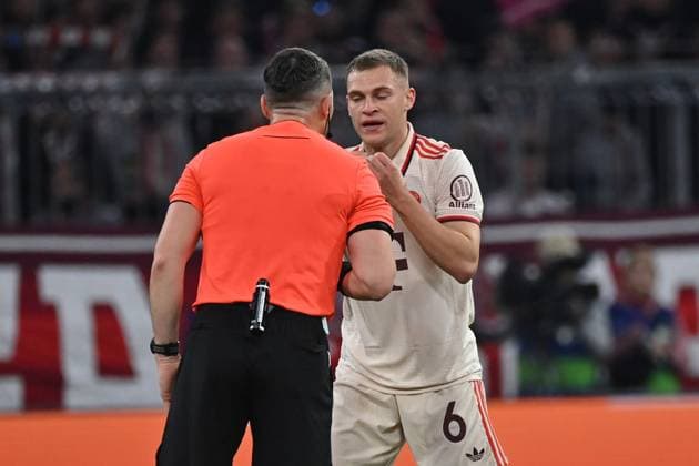26 11 2024, xjrdrx, Football UEFA Champions League, FC Bayern Muenchen Paris St Germain emspor, v l Referee Referee Istvan Kovacs Romania Joshua Kimmich FC Bayern Muenchen gives instructions, gesticulates, gesticulate with arms gives instructions, gesticulate DFL DFB REGULATIONS PROHIBIT ANY USE OF PHOTOGRAPHS as IMAGE SEQUENCES and or QUASI VIDEO Muenchen