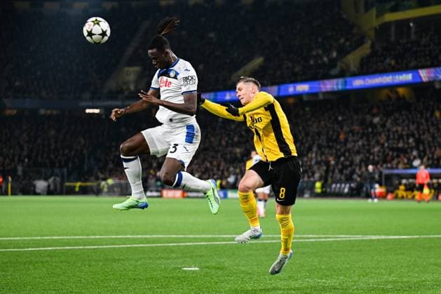 26 11 2024, Bern, Stadion Wankdorf, UEFA Champions League Young Boys Atalanta, 3 Emil Holm Atalanta, left in action against 8 Lukasz Lakomy Young Boys, right Bern Stadion Wankdorf Bern Switzerland Copyright: xJustPictures.ch KjetilxWaberx jp-en-KjWa-SF_241126_91305