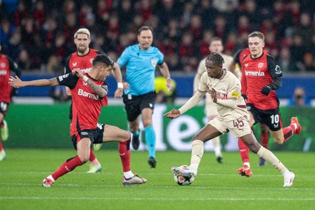 26 11 2024, Football UEFA Champions League, Season 2024 2025, Matchday 05, Bayer 04 Leverkusen FC Salzburg at the BayArena in Leverkusen duel between Exequiel Palacios Bayer 04 Leverkusen, 25 and Dorgeles Nene Red Bull Salzburg, 45 Photo Kirchner Media TH Copyright: xKirchner-Media THx
