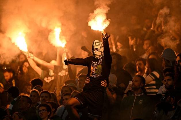 Sporting CP with flares in the stands during the game Sporting Lisbon v Arsenal, UEFA Champions League, Group Stage, Football, Estadio Jose Alvalade, Lisbon, Portugal - 26 Nov 2024 EDITORIAL USE ONLY No use with unauthorised audio, video, data, fixture lists, club league logos or live services. Online in-match use limited to 120 images, no video emulation. No use in betting, games or single club league player publications.  Copyright: xZedxJameson Shutterstockx 14940177bv