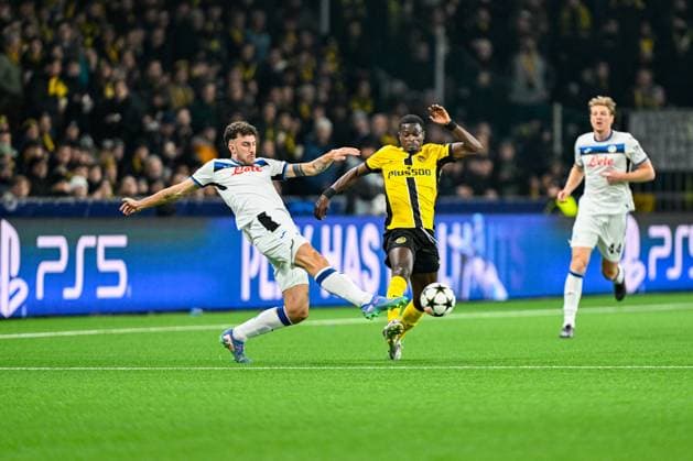 26 11 2024, Bern, Stadion Wankdorf, UEFA Champions League Young Boys Atalanta, 11 Ebrima Colley Young Boys, right in action against 22 Matteo Ruggeri Atalanta, left Bern Stadion Wankdorf Bern Switzerland Copyright: xJustPictures.ch KjetilxWaberx jp-en-KjWa-SF_241126_91296