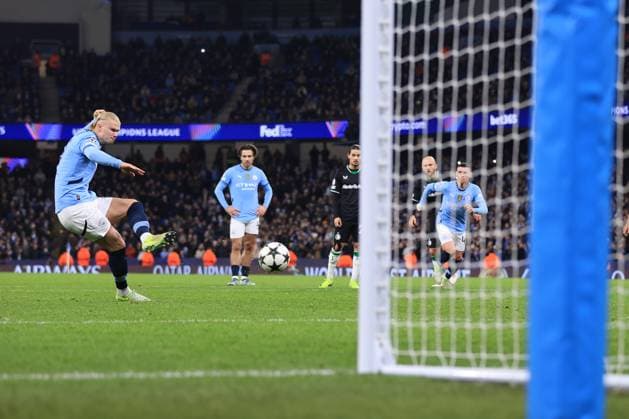 Fußball UEFA-Champions-League-Phase Manchester City gegen Feyenoord 26. November 2024 UEFA-Champions-League-Phase Manchester City gegen Feyenoord Erling Haaland von Manchester City erzielt den Führungstreffer vom Elfmeterpunkt Foto Simon Stacpoole Abseits Manchester UK  Copyright: xSimonxStacpoolexOffside