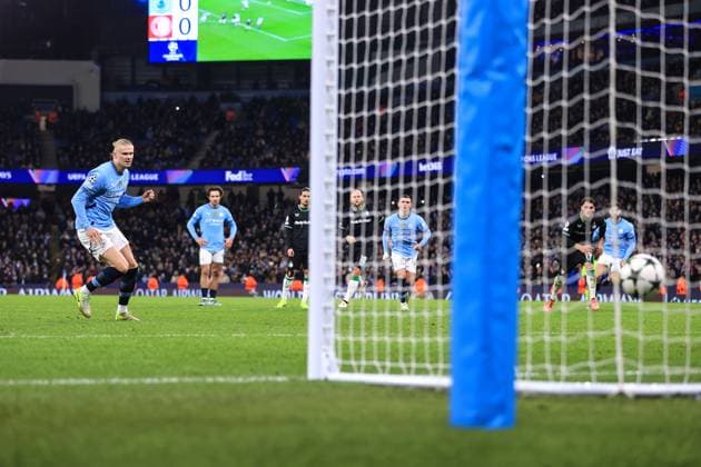 Fußball UEFA-Champions-League-Phase Manchester City gegen Feyenoord 26. November 2024 UEFA-Champions-League-Phase Manchester City gegen Feyenoord Erling Haaland von Manchester City erzielt den Führungstreffer vom Elfmeterpunkt Foto Simon Stacpoole Abseits Manchester UK  Copyright: xSimonxStacpoolexOffside