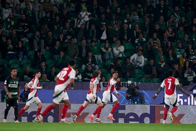 Sporting Clube de Portugal v Arsenal FC - UEFA Champions League 2024 25 League Phase MD5 Gabriel Magalhaes of Arsenal FC celebrates with his teammates after scoring his team s third goal during the UEFA Champions League match between Sporting CP and Arsenal FC at Jose Alvalade Stadium in Lisbon, Portugal, on November 26, 2024. Lisbon, Portugal Lisbon Portugal  Copyright: xJosexManuelxAlvarezxReyx originalFilename:alvarezrey-notitle241126_npfXW.jpg