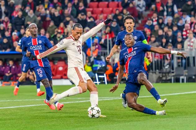 GER, UEFA CL, FC Bayern Muenchen GER vs Paris Saint Germain FRA 26 11 2024, Allianz Arena, Muenchen, GER, UEFA CL, FC Bayern Muenchen GER vs Paris Saint Germain FRA , UEFA regulations prohibit any use of photographs as image sequences and or quasi video, im Bild Leroy SanŽ Sane FCB 10 im Zweikampf gegen Willian Pacho PSG 51 nordphotoxGmbHx xStraubmeier nph00004