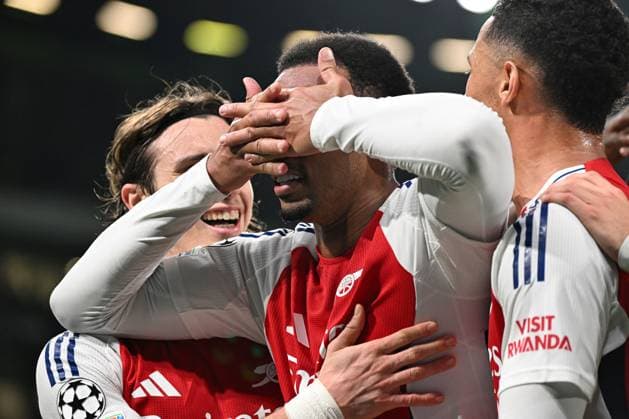 Gabriel Magalhaes of Arsenal celebrates scoring the goal for their side with their teammates to make it 3-0 Sporting Lisbon v Arsenal, UEFA Champions League, Group Stage, Football, Estadio Jose Alvalade, Lisbon, Portugal - 26 Nov 2024 EDITORIAL USE ONLY No use with unauthorised audio, video, data, fixture lists, club league logos or live services. Online in-match use limited to 120 images, no video emulation. No use in betting, games or single club league player publications. Copyright: xZedxJameson Shutterstockx 14940177cl