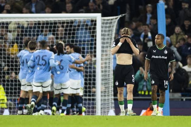 MANCHESTER - (l-r) Gijs Smal of Feyenoord, Igor Paixao of Feyenoord disappointment after the 1-0 during the UEFA Champions league match between Manchester City FC and Feyenoord at Etihad Stadium on Nov. 26, 2024 in Manchester, England. ANP KOEN VAN WEEL UEFA Champions League 2024 25 League Phase MD5 2024 25 xVIxANPxSportx xxANPxIVx 514346261 originalFilename: 514346261.jpg