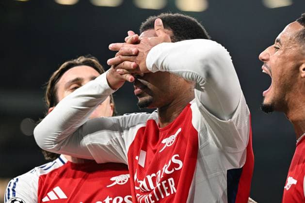 Gabriel Magalhaes of Arsenal celebrates scoring the goal for their side with their teammates to make it 3-0 Sporting Lisbon v Arsenal, UEFA Champions League, Group Stage, Football, Estadio Jose Alvalade, Lisbon, Portugal - 26 Nov 2024 EDITORIAL USE ONLY No use with unauthorised audio, video, data, fixture lists, club league logos or live services. Online in-match use limited to 120 images, no video emulation. No use in betting, games or single club league player publications. Copyright: xZedxJameson Shutterstockx 14940177ct