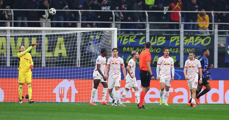 Inter Milan RB Leipzig Champions League Leipzig, 26 11 2024, Giuseppe Meazza Stadion, Football, UEFA Champions League, Matchday 5 , RB Leipzig vs FC Inter Milan , In the picture Goal for Inter Milan Castello Lukeba 23, RB Leipzig by own goal scores to 1 0 Disappointment at RB Leipzig, Picture Point