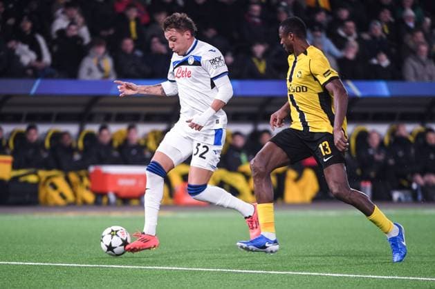 BERN, SWITZERLAND NOVEMBER 26 Mateo Retegui of Atalanta L against Mohamed Ali Camara of Young Boys R during the UEFA Champions League 2024 25 League Phase MD5 match between BSC Young Boys and Atalanta BC at Stadion Wankdorf on November 26, 2024 in Bern, Switzerland Bern Stadion Wankdorf Bern Switzerland Copyright: xJustPictures.ch ManuelxWinterbergerx jp-en-EuSpIm-JP4_MAN_YB_Atalanta_26Nov2024_BE_01213
