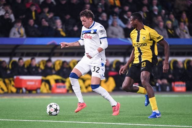 BERN, SWITZERLAND NOVEMBER 26 Mateo Retegui of Atalanta L against Mohamed Ali Camara of Young Boys R during the UEFA Champions League 2024 25 League Phase MD5 match between BSC Young Boys and Atalanta BC at Stadion Wankdorf on November 26, 2024 in Bern, Switzerland Bern Stadion Wankdorf Bern Switzerland Copyright: xJustPictures.ch ManuelxWinterbergerx jp-en-EuSpIm-JP4_MAN_YB_Atalanta_26Nov2024_BE_01214
