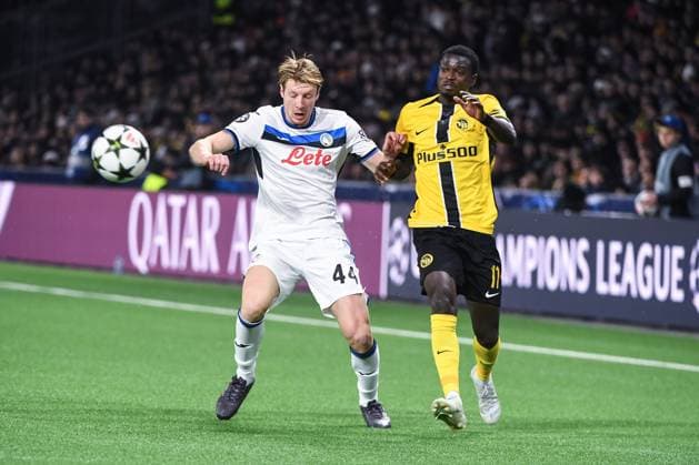 BERN, SWITZERLAND NOVEMBER 26 Marco Brescianini of Atalanta L against Ebrima Colley of Young Boys R during the UEFA Champions League 2024 25 League Phase MD5 match between BSC Young Boys and Atalanta BC at Stadion Wankdorf on November 26, 2024 in Bern, Switzerland Bern Stadion Wankdorf Bern Switzerland Copyright: xJustPictures.ch ManuelxWinterbergerx jp-en-EuSpIm-JP4_MAN_YB_Atalanta_26Nov2024_BE_01221
