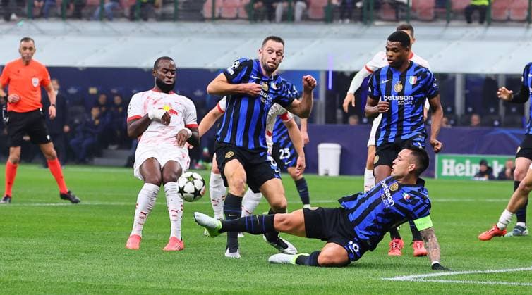 Inter Milan RB Leipzig Champions League Leipzig, 26 11 2024, Giuseppe Meazza Stadion, Football, UEFA Champions League, Matchday 5 , RB Leipzig vs FC Inter Milan , Pictured from l Lutsharel Geertruida 3, RBL , Stefan de Vrij 6, Inter Milan , Lautaro Martinez 10, Inter Milan , Denzel Dumfries 2, Inter Milan , Picture Point