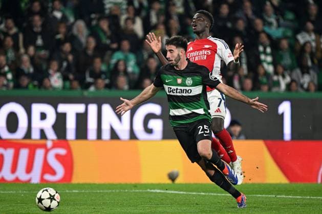 Goncalo Inacio of Sporting CP battles with Bukayo Saka of Arsenal Sporting Lisbon v Arsenal, UEFA Champions League, Group Stage, Football, Estadio Jose Alvalade, Lisbon, Portugal - 26 Nov 2024 EDITORIAL USE ONLY No use with unauthorised audio, video, data, fixture lists, club league logos or live services. Online in-match use limited to 120 images, no video emulation. No use in betting, games or single club league player publications. Copyright: xZedxJameson Shutterstockx 14940177dk