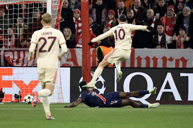 26 11 2024, xemx, Football UEFA Champions League, FC Bayern Muenchen Paris St Germain emspor, v l Goal kick Leroy Sane FC Bayern Muenchen Willian Pacho PSG Paris St Germain duel, action, action, battle for the ball DFL DFB REGULATIONS PROHIBIT ANY USE OF PHOTOGRAPHS as IMAGE SEQUENCES and or QUASI VIDEO Muenchen