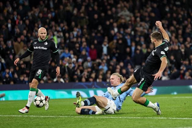 Sport Bilder des Tages UEFA Champions League Manchester City v Feyenoord Erling Haaland of Manchester City scores to make it 3-0 during the UEFA Champions League match Manchester City vs Feyenoord at Etihad Stadium, Manchester, United Kingdom, 26th November 2024 (Photo by Mark Cosgrove News Images) Manchester Etihad Stadium Manchester United, ManU Kingdom Copyright: xMarkxCosgrove NewsxImagesx