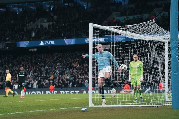 UEFA Champions League Matchday 5 - League Phase: Manchester City vs. Feyenoord Rotterdam Erling Haaland scores a penalty during the UEFA Champions League Matchday 5 of the League Phase match between Manchester City and Feyenoord Rotterdam at Etihad Stadium, on November 26, 2024 in Manchester, United Kingdom. Manchester Etihad Stadium Manchester United, ManU Kingdom Copyright: xAlexandraxFechetex DSC03963