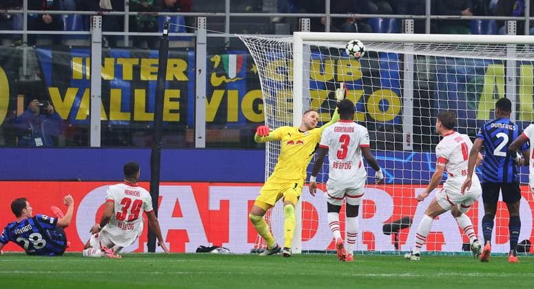 Inter Milan RB Leipzig Champions League Leipzig, 26 11 2024, Giuseppe Meazza Stadion, Football, UEFA Champions League, Matchday 5 , RB Leipzig vs FC Inter Milan , In the picture Goal chance for Milan Benjamin Pavard 28, Inter Milan , Benjamin Henrichs 39, RB Leipzig , Goalkeeper Peter Gulacsi 1, RB Leipzig , Lutsharel Geertruida 3, RBL , Picture Point
