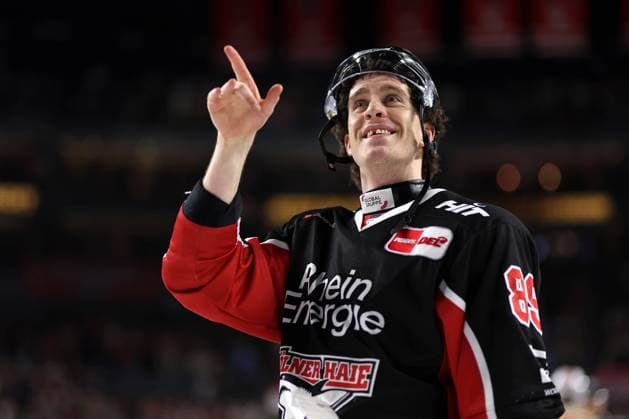 Sport Themen der Woche KW48 Sport Bilder des Tages 26.11.2024, Eishockey, DEL, Kölner Haie - Nürnberg Ice Tigers, Spieltag 20, Lanxess-Arena Köln: Gute Laune bei der Abschlussrunde. Abschlussjubel mit glücklichen Gesichtern - Gregor MacLeod (Kölner Haie 89) Nordrhein-Westfalen Deutschland *** 26 11 2024, Ice field hockey, DEL, Cologne Sharks Nuremberg Ice Tigers, Matchday 20, Lanxess Arena Cologne Good mood at the final round Final cheer with happy faces Gregor MacLeod Cologne Sharks 89 North Rhine-Westphalia Germany