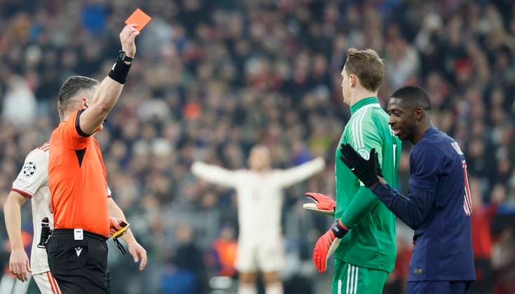 Picture f l Referee, Referee Istvan Kovacs shows Ousmane Dembele FC Paris Saint Germain, 10 the yellow red card, sending off 26 11 2024, Football, UEFA Champions League, Bayern Muenchen Paris St Germain, GER, Muenchen, Allianz Arena, DFL REGULATIONS PROHIBIT ANY USE OF PHOTOGRAPHS AS IMAGE SEQUENCES AND OR QUASI VIDEO Copyright: HMBxMedia xHeikoxBecker