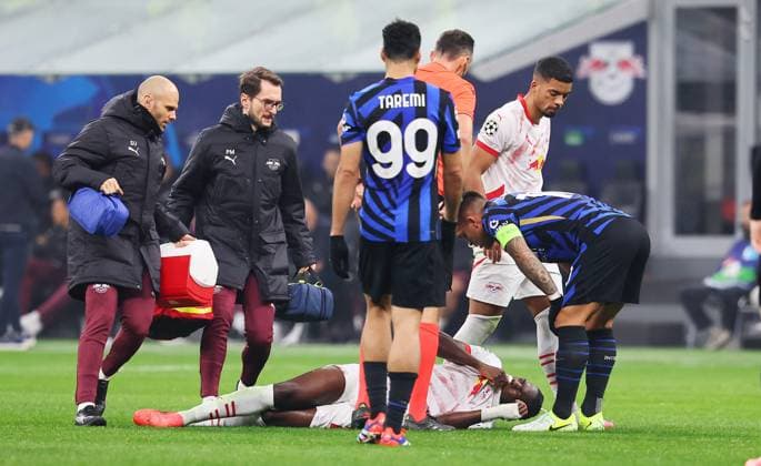 Inter Milan RB Leipzig Champions League Leipzig, 26 11 2024, Giuseppe Meazza Stadion, Football, UEFA Champions League, Matchday 5 , RB Leipzig vs FC Inter Milan , In the picture Castello Lukeba 23, RB Leipzig has to be treated for an injury , Picture Point