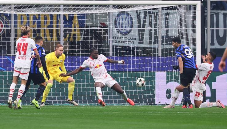 Inter Milan RB Leipzig Champions League Leipzig, 26 11 2024, Giuseppe Meazza Stadion, Soccer, UEFA Champions League, Matchday 5 , RB Leipzig vs FC Inter Milan , In the picture Leipzig defense with Castello Lukeba 23, RB Leipzig , Benjamin Henrichs 39, RB Leipzig vs Mehdi Taremi 99, Inter Milan , Picture Point