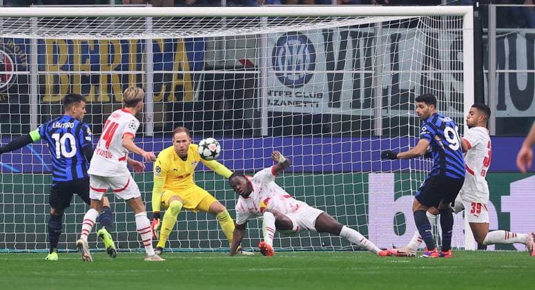 Inter Milan RB Leipzig Champions League Leipzig, 26 11 2024, Giuseppe Meazza Stadion, Soccer, UEFA Champions League, Matchday 5 , RB Leipzig vs FC Inter Milan , In the picture Leipzig defense with Castello Lukeba 23, RB Leipzig , Benjamin Henrichs 39, RB Leipzig vs Mehdi Taremi 99, Inter Milan , Picture Point