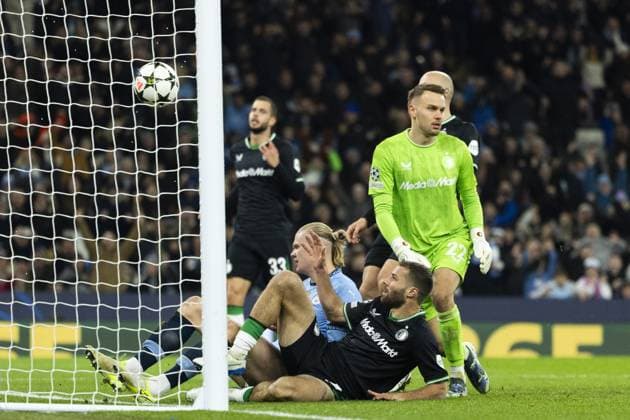 MANCHESTER - Erling Haaland of Manchester City FC scores the 3-0. (l-r) Bart Nieuwkoop of Feyenoord, Erling Haaland of Manchester City FC, Feyenoord goalkeeper Timon Wellenreuther during the UEFA Champions league match between Manchester City FC and Feyenoord at Etihad Stadium on Nov. 26, 2024 in Manchester, England. ANP KOEN VAN WEEL UEFA Champions League 2024 25 League Phase MD5 2024 25 xVIxANPxSportx xxANPxIVx 514349078 originalFilename: 514349078.jpg
