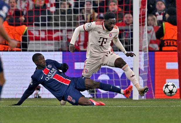 26 11 2024, Football UEFA Championsleague 2024 2025 Matchday 5, FC Bayern Munich Paris St Germain, at Allianz Arena Munich v l Ousmane Dembele FC Paris Saint Germain fouls Alphonso Davies FC Bayern Munich here DFL and DFB regulations prohibit any use of photographs as image sequences and or quasi video