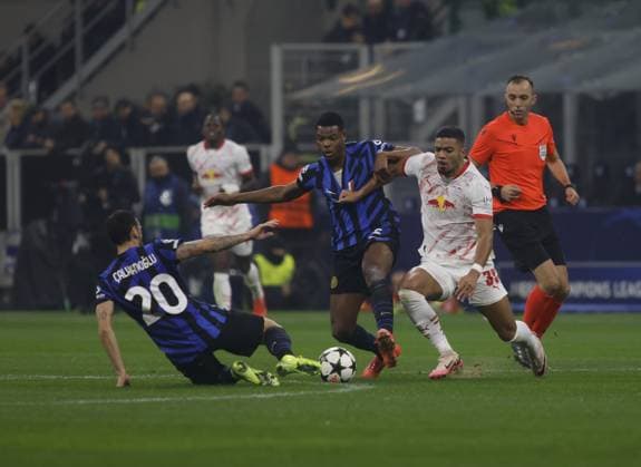 Nicolo Barella of Inter FC and Denzel Dumfries of Inter FC during the Uefa Champions league 2024 25, , football match between FC Inter and RB Leipzig on 26 November 2024 at San Siro Stadium Ã¢ÂÄÂ˜Ã¢ÂÄÂ™ Giuseppe MeazzaÃ¢ÂÄÂ™Ã¢ÂÄÂ™ in Milan, Italy, Photo Nderim Kaceli  Copyright: xNderimxKaceli IPAxSportx xipa-agx xx IPA_51900592 IPA_Agency_IPA51900592