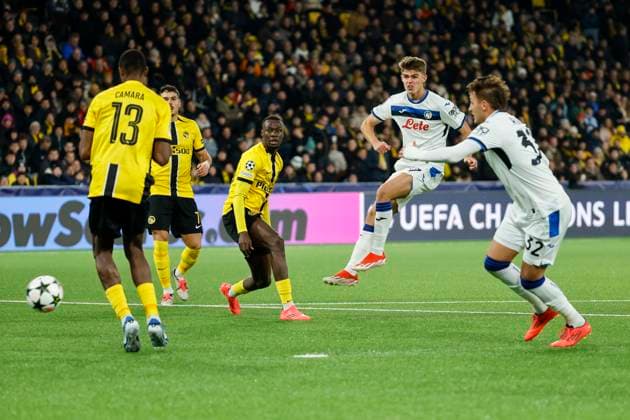 Shot to 1 5 for Atalanta Bergamo by Charles De Ketelaere Atalanta Bergamo, 17 , Soccer, UEFA Champions League, Matchday 5, 2024 2025, Young Boys Bern vs Atalanta Bergamo, 26 11 2024, Stadion Wankdorf, Bern, Switzerland Bern Stadion Wankdorf Canton Bern Switzerland Copyright: xGrantxHubbsx