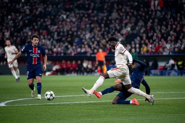 Ousmane Dembele Paris Saint Germain, 10 with foul for yellow card in duel with Alphonso Davies FC Bayern Muenchen, 19 GER, FC Bayern Muenchen FCB vs Paris Saint Germain PSG , Football, UEFA Champions League, Matchday 5, Season 2024 2025, 26 11 2024 GER, FC Bayern Muenchen FCB vs Paris Saint Germain PSG , Football, UEFA Champions League, Matchday 5, Season 2024 2025, 26 11 2024 Muenchen Copyright: xEibner-Pressefoto Memmlerx EP_MMR