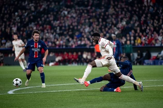 Ousmane Dembele Paris Saint Germain, 10 with foul for yellow card in duel with Alphonso Davies FC Bayern Muenchen, 19 GER, FC Bayern Muenchen FCB vs Paris Saint Germain PSG , Football, UEFA Champions League, Matchday 5, Season 2024 2025, 26 11 2024 GER, FC Bayern Muenchen FCB vs Paris Saint Germain PSG , Football, UEFA Champions League, Matchday 5, Season 2024 2025, 26 11 2024 Muenchen Copyright: xEibner-Pressefoto Memmlerx EP_MMR