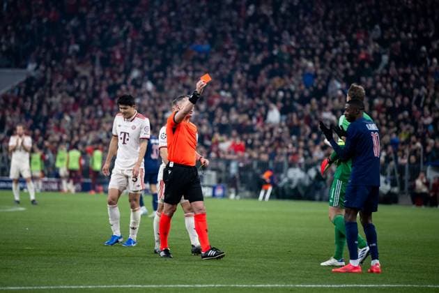 Referee Istvan Kovacs Romania shows Ousmane Dembele Paris Saint Germain, 10 the red card, GER, FC Bayern Muenchen FCB vs Paris Saint Germain PSG , Football, UEFA Champions League, Matchday 5, Season 2024 2025, 26 11 2024 GER, FC Bayern Muenchen FCB vs Paris Saint Germain PSG , Football, UEFA Champions League, Matchday 5, Season 2024 2025, 26 11 2024 Muenchen Copyright: xEibner-Pressefoto Memmlerx EP_MMR