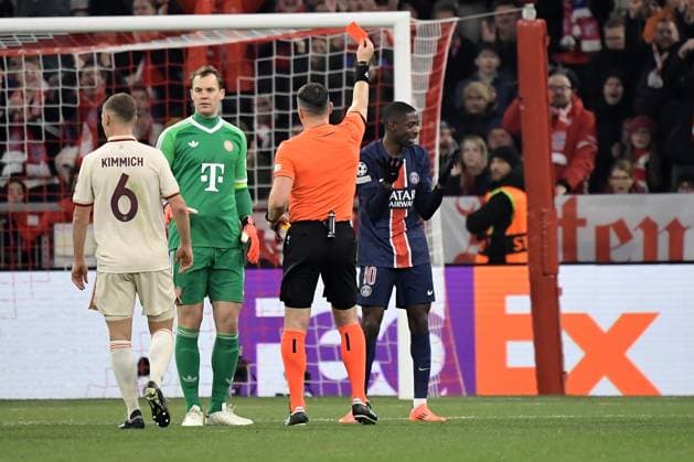 26 11 2024, xemx, Football UEFA Champions League, FC Bayern Muenchen Paris St Germain emspor, v l Referee Referee Istvan Kovacs Romania shows Ousame Dembele PSG Paris St Germain the yellow red card Joshua Kimmich FC Bayern Muenchen Manuel Neuer FC Bayern Muenchen DFL DFB REGULATIONS PROHIBIT ANY USE OF PHOTOGRAPHS as IMAGE SEQUENCES and or QUASI VIDEO Muenchen