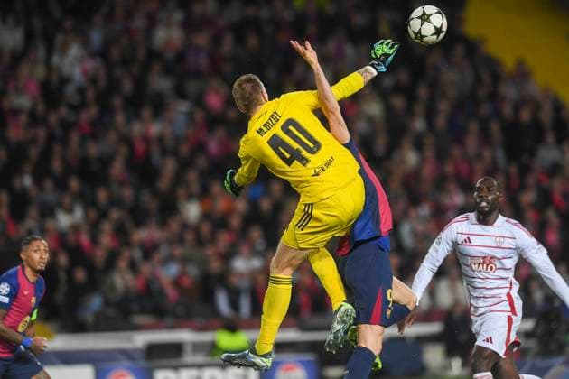Sport Bilder des Tages UEFA Champions League soccer match FC Barcelona, Barca vs Stade Brestois at Montjuic Olympic Stadium in Barcelona, Spain 26 November 2024 Penalty to Lewandowski 900 Cordon Press  900 CordonxPress LOF - UEFA Champions League FC Barcelona vs Stade Brestois
