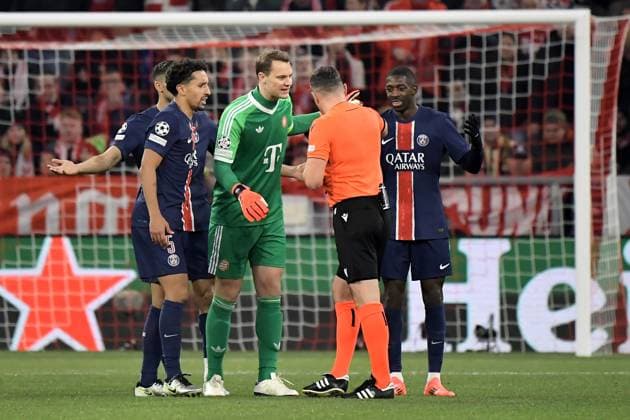 26 11 2024, xemx, Football UEFA Champions League, FC Bayern Muenchen Paris St Germain emspor, v l Marquinhos PSG Paris St Germain Referee Referee Istvan Kovacs Romania Manuel Neuer FC Bayern Muenchen Ousame Dembele PSG Paris St Germain after sending off DFL DFB REGULATIONS PROHIBIT ANY USE OF PHOTOGRAPHS as IMAGE SEQUENCES and or QUASI VIDEO Muenchen