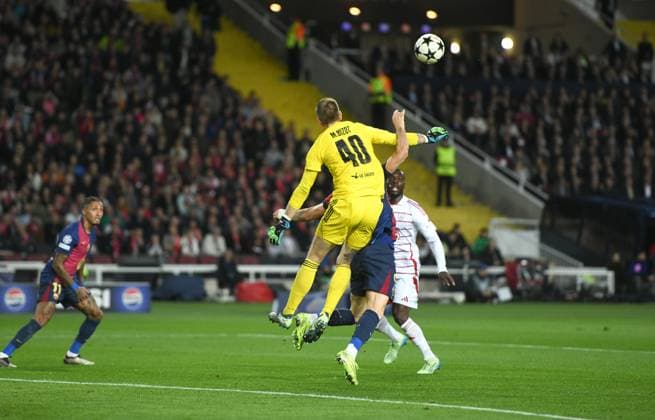 FC Barcelona, Barca v STADE BRESTOIS OLIMPIC STADIUM LLUIS COMPANYS. MONTJUIC,BARCELONA. NOVEMBER 26,2024 FC BARCELONA vs Stade Brestois November 26,2024 Marco Bizot (40) goalkepeer of Stade Brestois and Robert Lewandowski (9) of FC Barcelona (penalty)during the UEFA Champions League 2024 25 League Phase match between FC Barcelona and Stade Brestois at Olimpic Stadium Lluis Companys of MontjuÃ¯c in Barcelona, Spain. Barcelona ESP Copyright: xS.xRosx