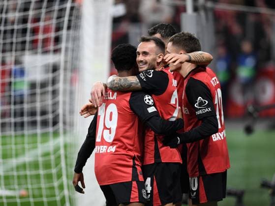 Aleix Garcia Bayer 04 Leverkusen goal celebration, celebrates with his team after scoring 5 0 during the UEFA Champions League 2024 25 League Phase 5 match day match between Bayer 04 Leverkusen and FC Salzburg, BayArena on November 26, 2024 in Leverkusen, Germany Photo by Ralf Treese DeFodi Images Aleix Garcia Bayer 04 Leverkusen goal celebration, cheers with his team after scoring the goal for 5 0 during the UEFA Champions League 2024 25 League Phase MD5 match between Bayer 04 Leverkusen and FC Salzburg at BayArena on November 26, 2024 in Leverkusen, Germany Defodi 521 LEVSAL20241126 040 Defodi-521