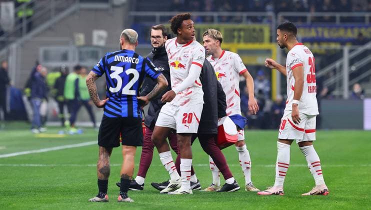 Inter Milan RB Leipzig Champions League Leipzig, 26 11 2024, Giuseppe Meazza Stadion, Soccer, UEFA Champions League, Matchday 5 , RB Leipzig vs FC Inter Milan , In the picture Assan Ouedraogo 20, RB Leipzig has to be treated for an injury and substituted a little later , Picture Point