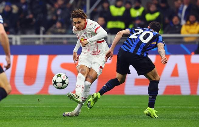Inter Milan RB Leipzig Champions League Leipzig, 26 11 2024, Giuseppe Meazza Stadium, Football, UEFA Champions League, Matchday 5 , RB Leipzig vs FC Inter Milan , Pictured from l Antonio Nusa RB Leipzig , Haklan Calhanoglu 20, Inter Milan , Picture Point