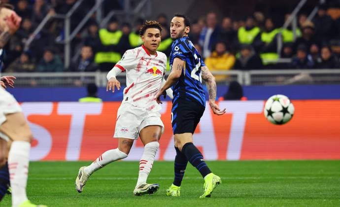 Inter Milan RB Leipzig Champions League Leipzig, 26 11 2024, Giuseppe Meazza Stadium, Football, UEFA Champions League, Matchday 5 , RB Leipzig vs FC Inter Milan , Pictured from l Antonio Nusa RB Leipzig , Haklan Calhanoglu 20, Inter Milan , Picture Point