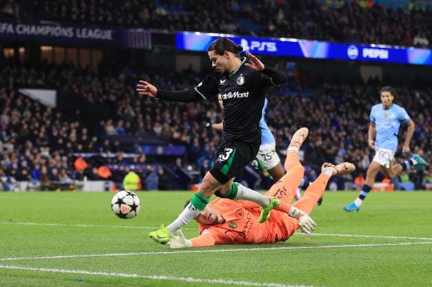 Fußball UEFA-Champions-League-Phase Manchester City gegen Feyenoord 26. November 2024 UEFA-Champions-League-Phase Manchester City gegen Feyenoord Anis Hadj Moussa von Feyenoord schiebt den Ball an Manchester Citys Torwart Ederson vorbei zum ersten Tor Foto Simon Stacpoole Abseits Manchester UK  Copyright: xSimonxStacpoolexOffside
