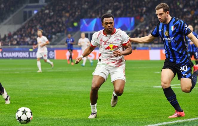 Inter Milan RB Leipzig Champions League Leipzig, 26 11 2024, Giuseppe Meazza Stadium, Football, UEFA Champions League, Matchday 5 , RB Leipzig vs FC Inter Milan , Pictured from left Lois Openda 11, RB Leipzig , Carlos Augusto 30, Inter Milan , Picture Point