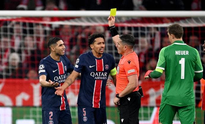 FOOTBALL CHAMPIONS LEAGUE SEASON 2024 2025 Preliminary Round 5 Matchday FC Bayern Muenchen Paris Saint Germain 26 11 2024 from left, yellow card for Achraf Hakimi Paris Saint Germain next to Marquinhos Paris Saint Germain Referee Istvan Kovacs ROU and goalkeeper Manuel Neuer FC Bayern Muenchen