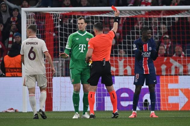 26 11 2024, xjrdrx, Football UEFA Champions League, FC Bayern Muenchen Paris St Germain emspor, v l Referee Referee Istvan Kovacs Romania shows Ousame Dembele PSG Paris St Germain the yellow red card Joshua Kimmich FC Bayern Muenchen Manuel Neuer FC Bayern Muenchen DFL DFB REGULATIONS PROHIBIT ANY USE OF PHOTOGRAPHS AS IMAGE SEQUENCES AND OR QUASI VIDEO Muenchen