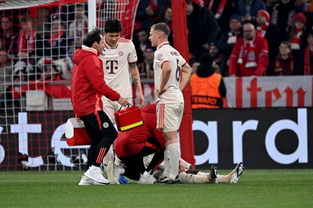 26 11 2024, xjrdrx, Football UEFA Champions League, FC Bayern Muenchen Paris St Germain emspor, v l Alphonso Davies FC Bayern Muenchen injured, injury, pain, pain Min jae Kim FC Bayern Muenchen Joshua Kimmich FC Bayern Muenchen DFL DFB REGULATIONS PROHIBIT ANY USE OF PHOTOGRAPHS as IMAGE SEQUENCES and or QUASI VIDEO Muenchen