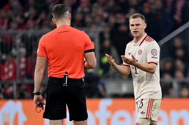 26 11 2024, xjrdrx, Football UEFA Champions League, FC Bayern Muenchen Paris St Germain emspor, v l Referee Referee Istvan Kovacs Romania Joshua Kimmich FC Bayern Muenchen gives instructions, gesticulates, gesticulate with arms gives instructions, gesticulate DFL DFB REGULATIONS PROHIBIT ANY USE OF PHOTOGRAPHS as IMAGE SEQUENCES and or QUASI VIDEO Muenchen