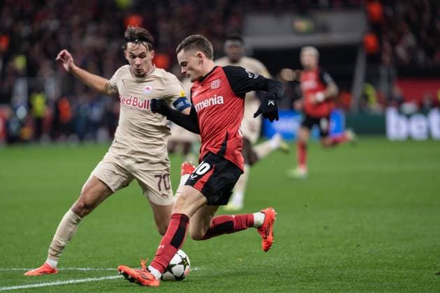 GER, UEFA Champions League, Bayer 04 Leverkusen vs FC Salzburg 26 11 2024, BayArena, Leverkusen, GER, UEFA Champions League, Bayer 04 Leverkusen vs FC Salzburg In the picture duel between Florian Wirtz Bayer 04 Leverkusen, 10 and Amar DediÄ‡ Dedic FC Salzburg, 70 nordphotoxGmbHxx xChristianxSchulze nph000300