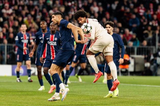 UEFA Champions League FC Bayern Munich FC Paris Saint Germain 26 11 2024 Duel Achraf Hakimi FC Paris Saint Germain, 2 , Serge Gnabry FC Bayern Munich, 7 Header, acrobatic move Ball rolls over back UEFA Champions League FC Bayern Munich FC Paris Saint Germain, Munich, Allianz Arena on 26 11 2024 Copyright: xBEAUTIFULxSPORTS Wunderlx